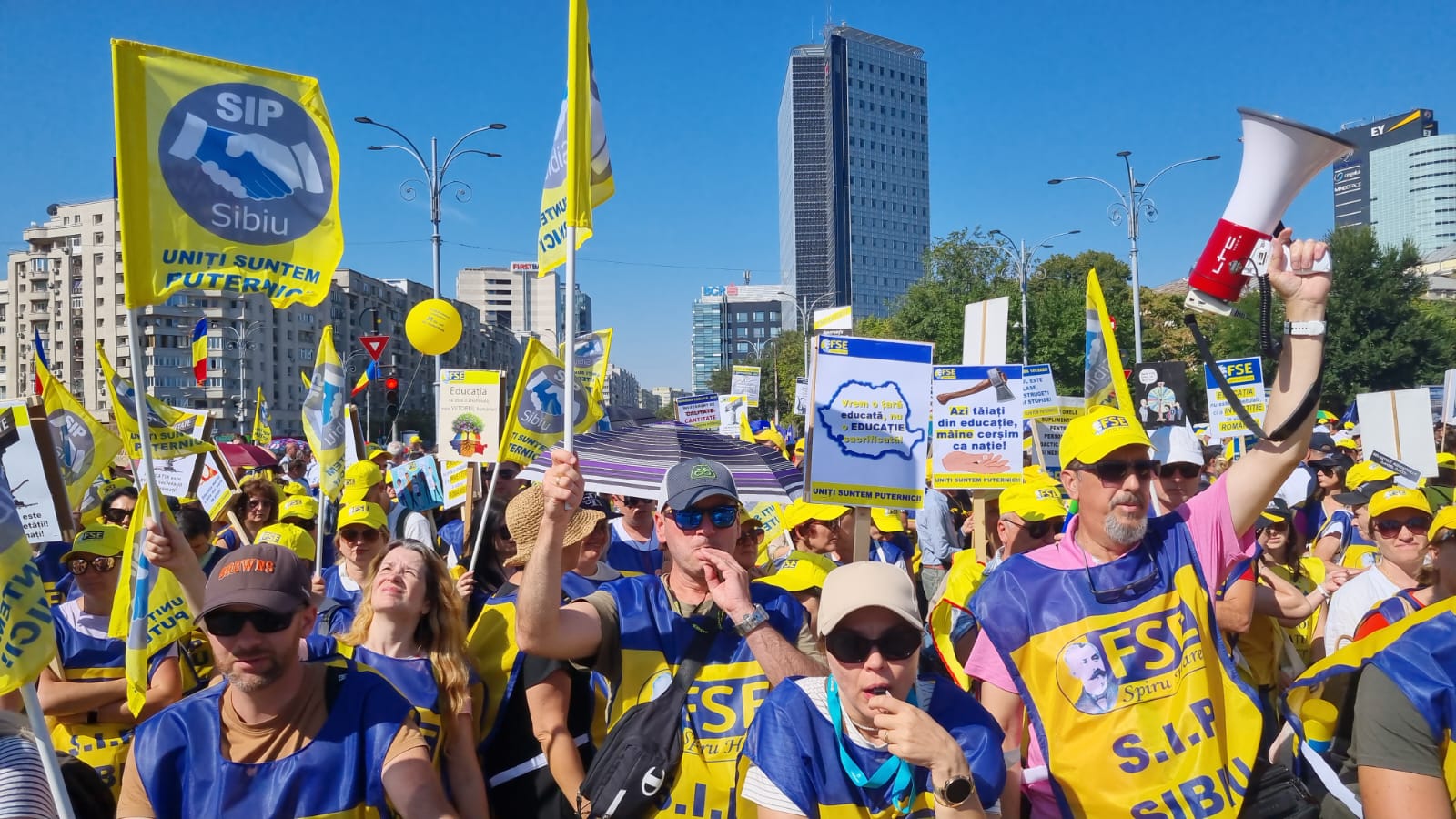 Protest al profesorilor împotriva Legii 141/2025, cu participanți și pancarte în Piața Mare, Sibiu