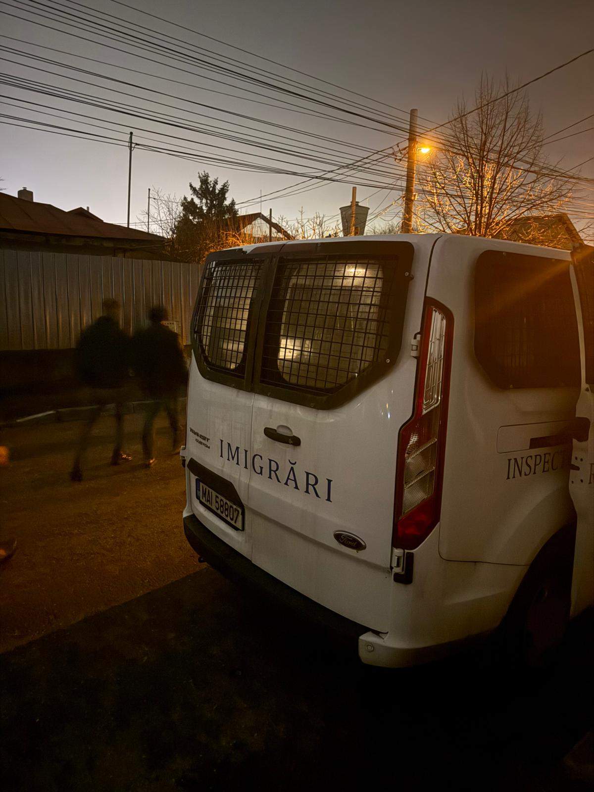 Oficial Poliție Imigrări București examină pașaportul unui străin