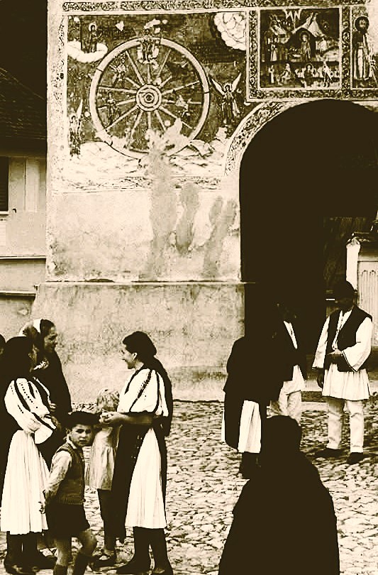 390 Procesiune tradițională pentru Sfântul Haralambie pe străzile satului Rășinari