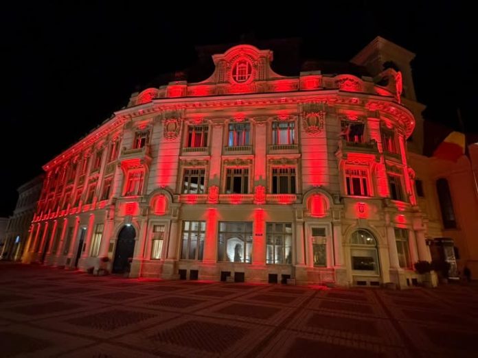 Primăria din Sibiu iluminată în roșu pentru numărul de urgență 112