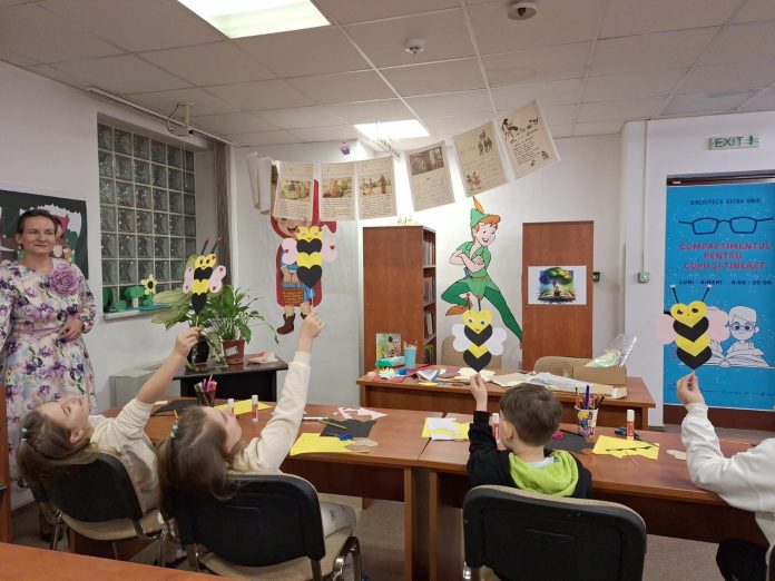 Lucrări artistice colorate create de copii în cadrul atelierului creativ de la bibliotecă