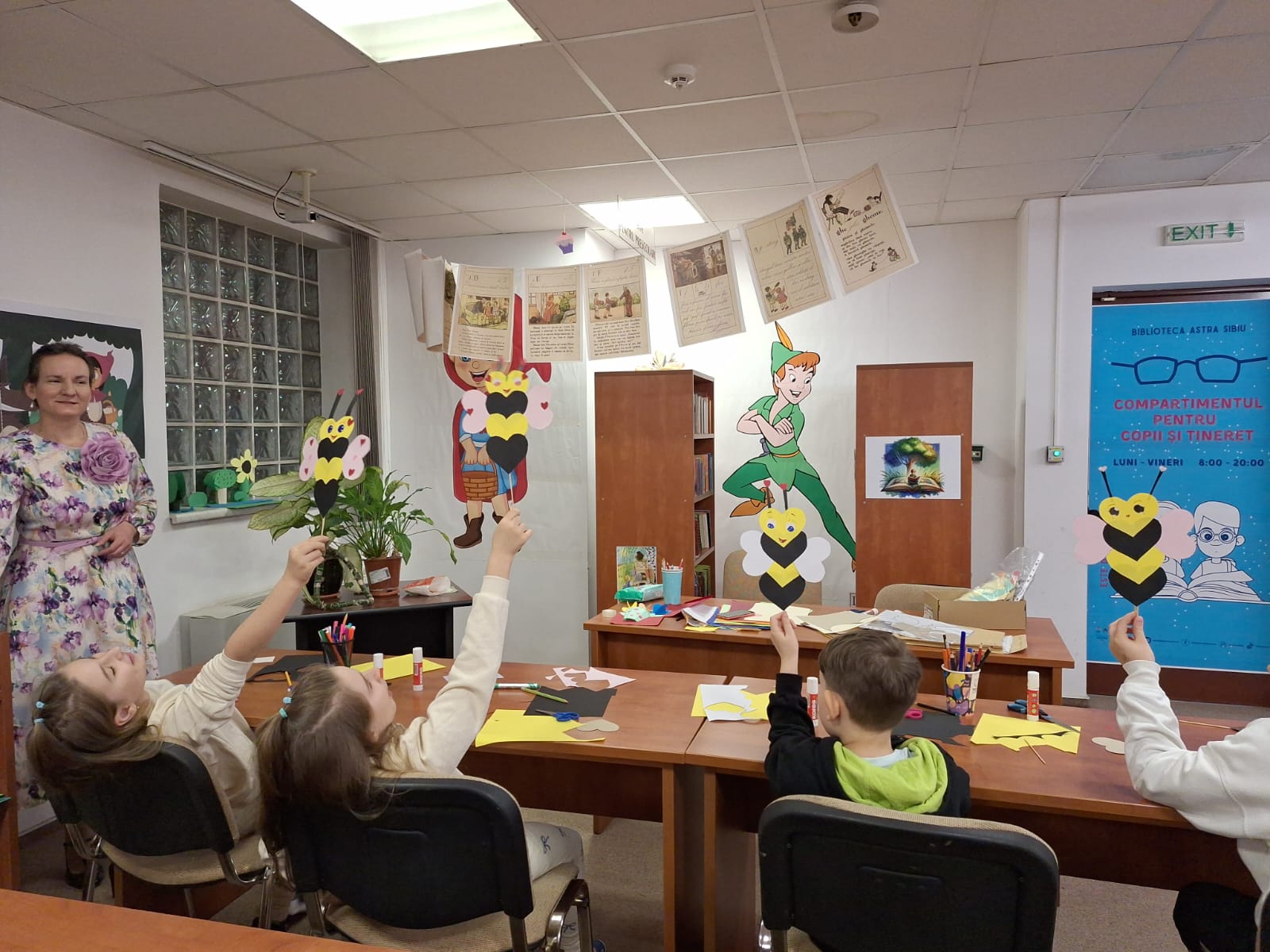 Lucrări artistice colorate create de copii în cadrul atelierului creativ de la bibliotecă