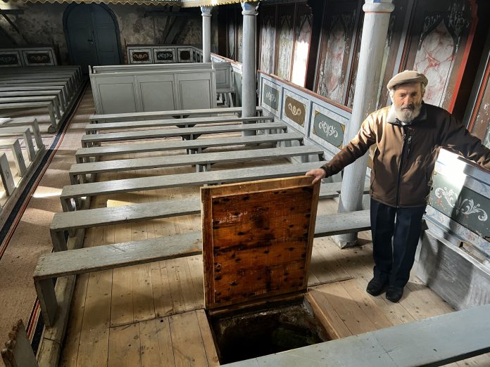 Cufere vechi din lemn păstrate în podul bisericii Brădeni, pline de istorie