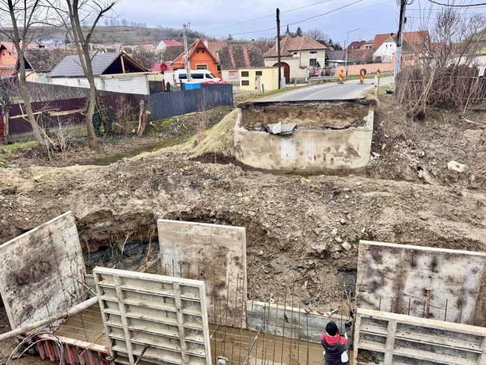 Lucrări de modernizare DJ 106G cu utilaje grele pe șantierul de construcție