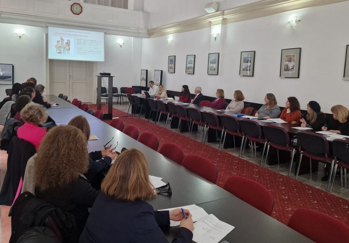 Reprezentanți ai consiliului local votează planul de servicii sociale