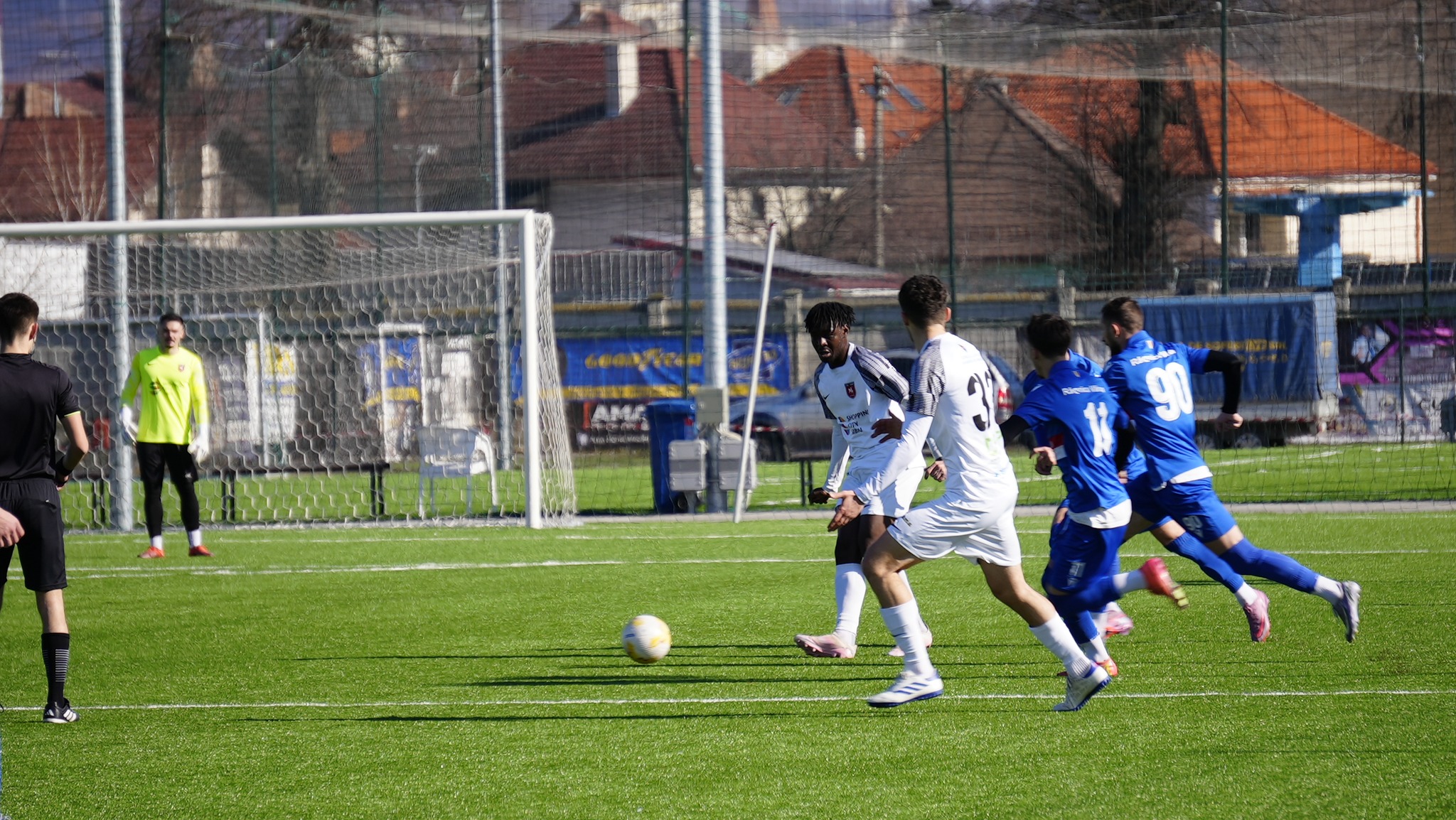 Jucătorii echipei CSC Șelimbăr sărbătoresc pe teren în ultimul meci al sezonului.