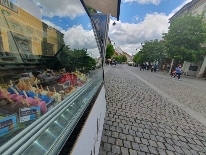 Vedere panoramică a străzii Nicolae Bălcescu, o zonă dedicată comerțului stradal în Sibiu.