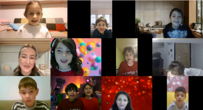 Interfață aplicație Code Hero 7 pentru educație digitală copii, cu cod și elemente grafice