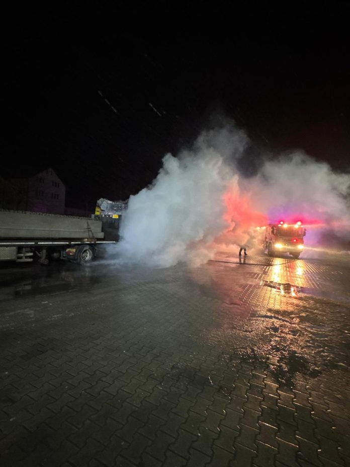 Autocamion în flăcări pe Valea Oltului, scântei și fum dens se ridică