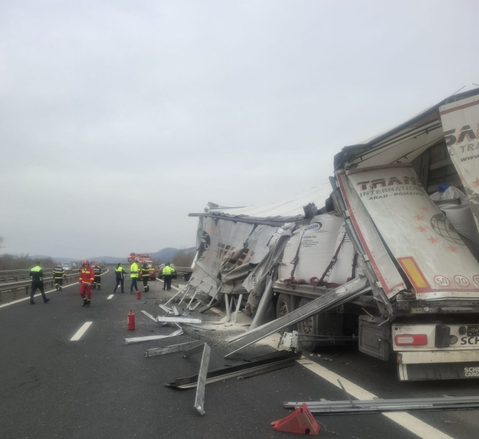 Interventie pe autostrada A1 după accidentul cu camionul răsturnat și scurgere de sulfat de amoniu
