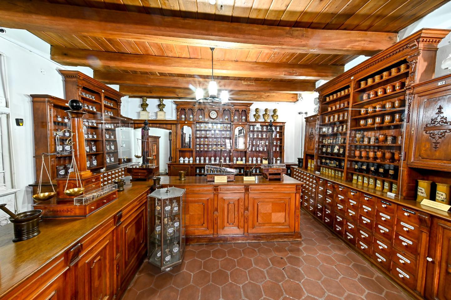Expoziția Muzeului Farmaciei Sibiu cu instrumente medicale istorice