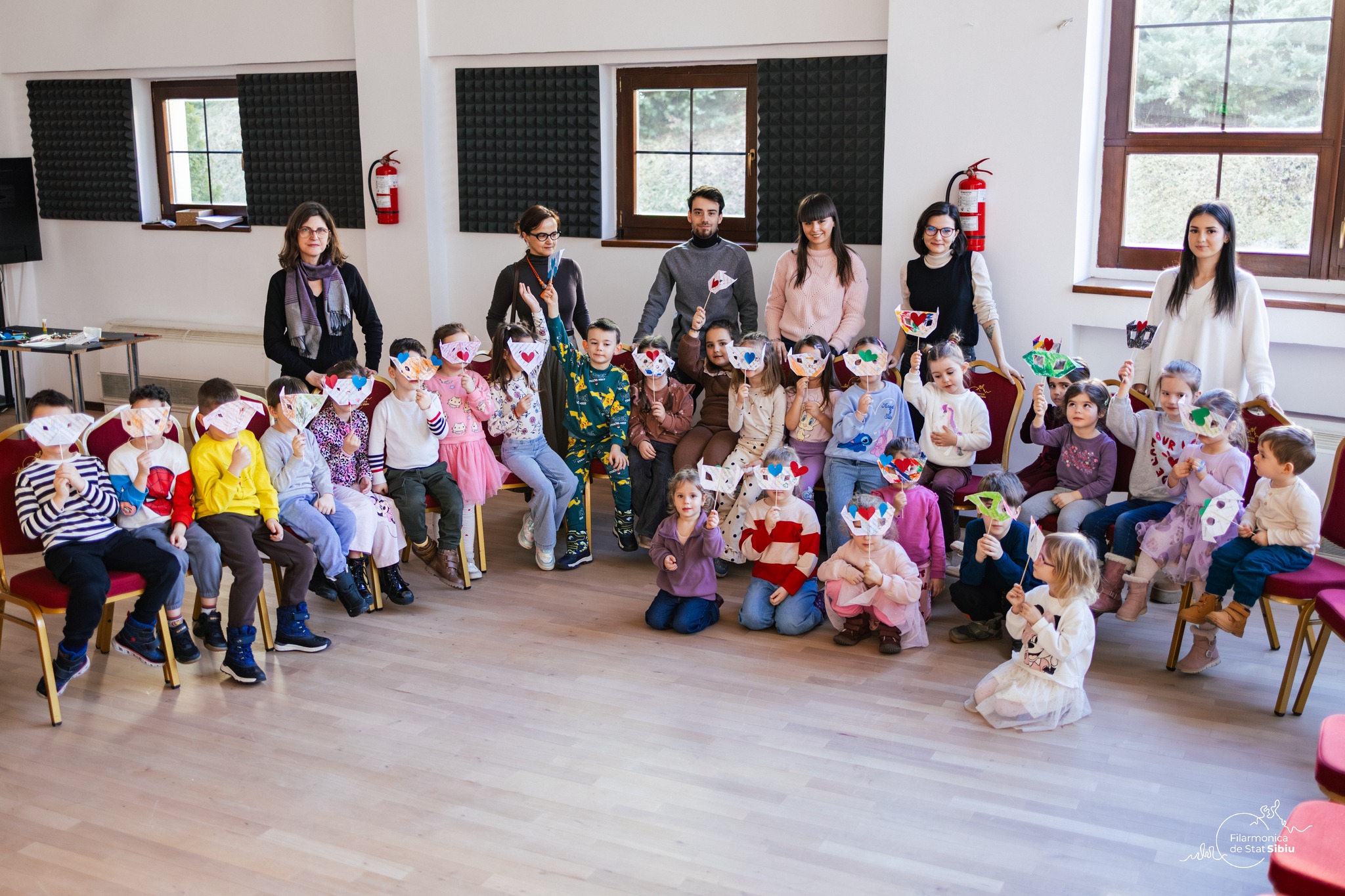 Afiș elegant care anunță evenimente viitoare la Filarmonica de Stat Sibiu