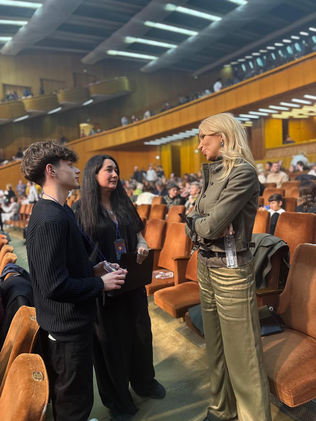 Raluca Turcan aplaudând în sala de spectacol, după premiera musicalului Invizibilii
