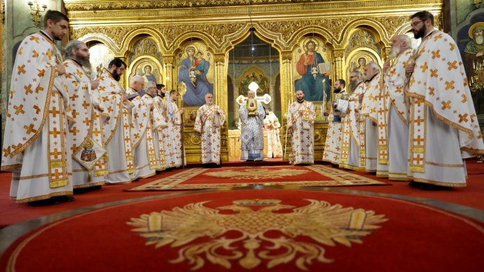 Vedere panoramică asupra Catedralei Mitropolitane din Sibiu în ziua de sărbătoare