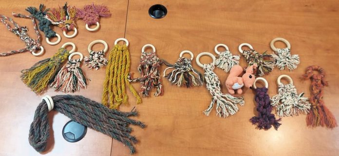 Atmosfera primitoare a atelierului de macrame în incinta Bibliotecii ASTRA Sibiu.