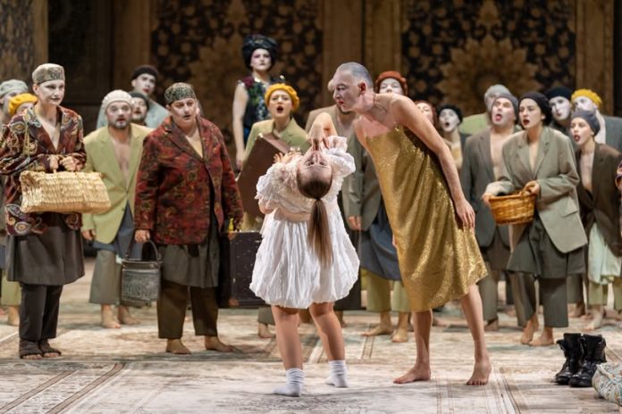 Actori în spectacolul „Neasemuita poveste a lui Abul Hossein Yemenitul” la Teatrul Național Sibiu.