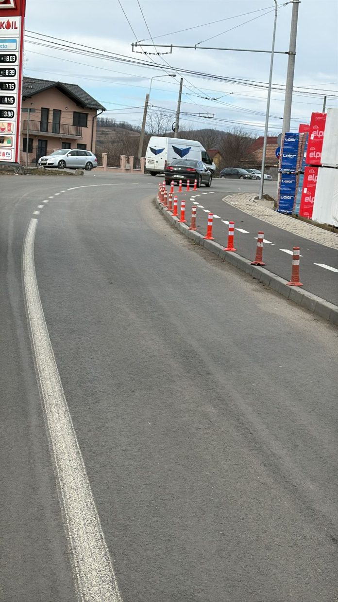 Stâlpi de protecție metalici ruptați de la bază și aruncați pe marginea drumului.