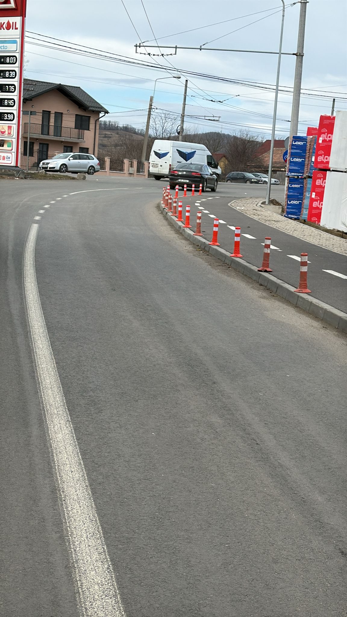 Stâlpi de protecție metalici ruptați de la bază și aruncați pe marginea drumului.