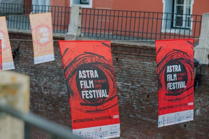 Asistent Manager Festival Astra Film la birou, discută planuri organizatorice