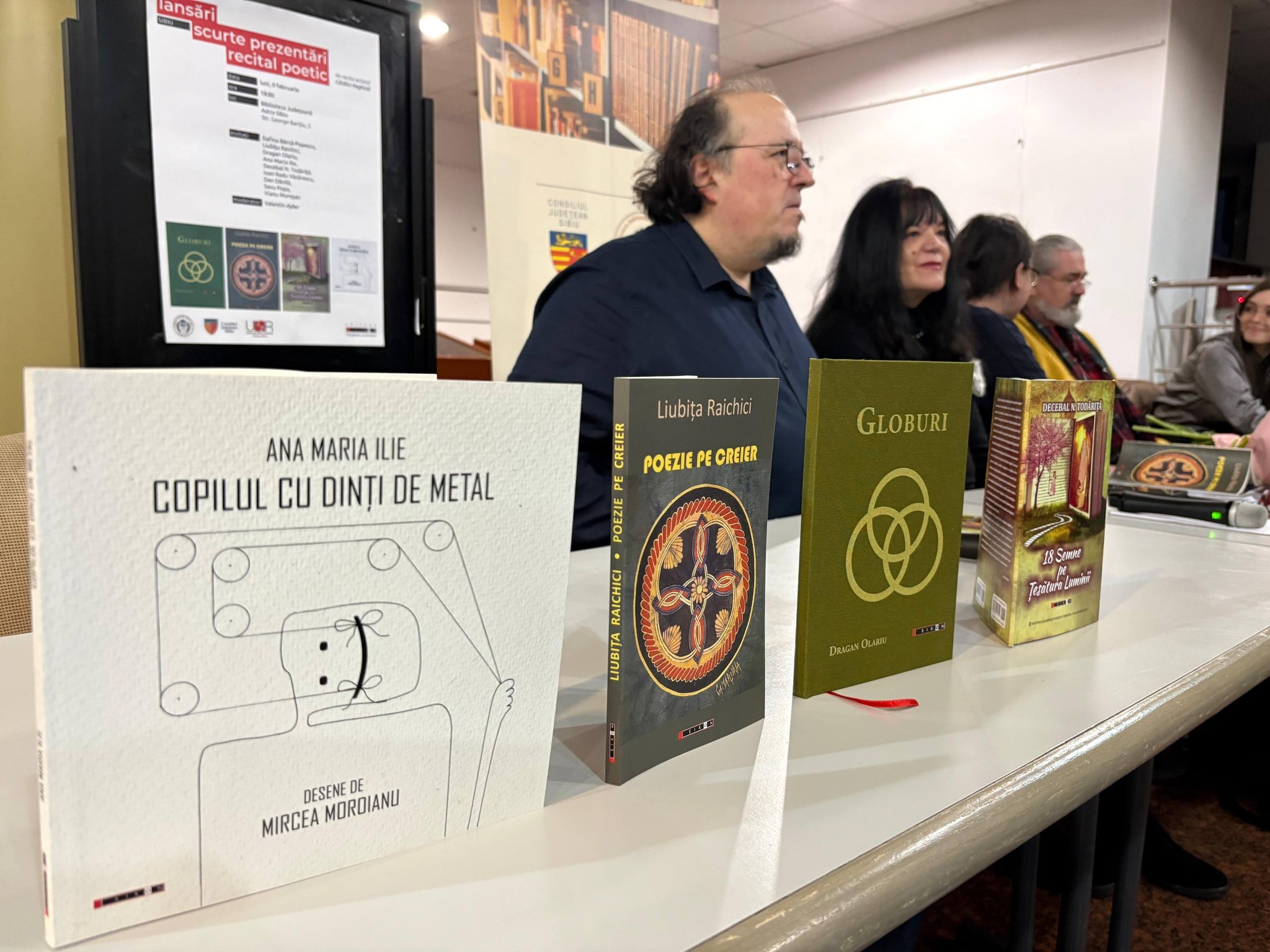 Vizitatori explorând noutățile editoriale la standul Bibliotecii ASTRA Sibiu