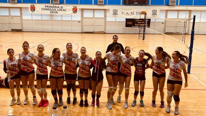 Serviciu puternic executat de o sportivă la volei în derby-ul din Deva
