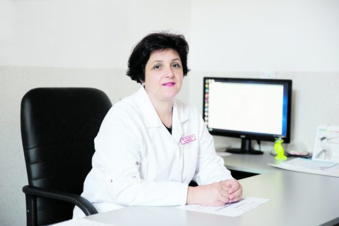 Medic recomandă măsuri pentru prevenția gripei, purtând mască de protecție