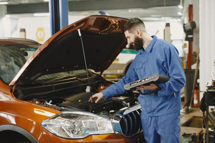 Control ITM Sibiu la un service auto, verificând documente și conformitatea legală
