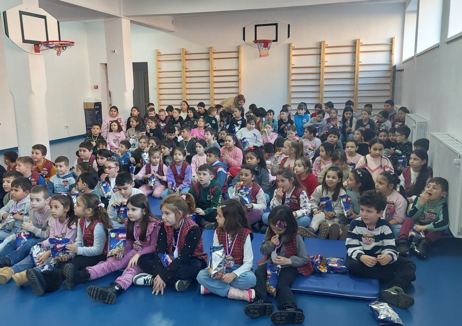 Moderator prezintă un film la un eveniment de educație ecologică