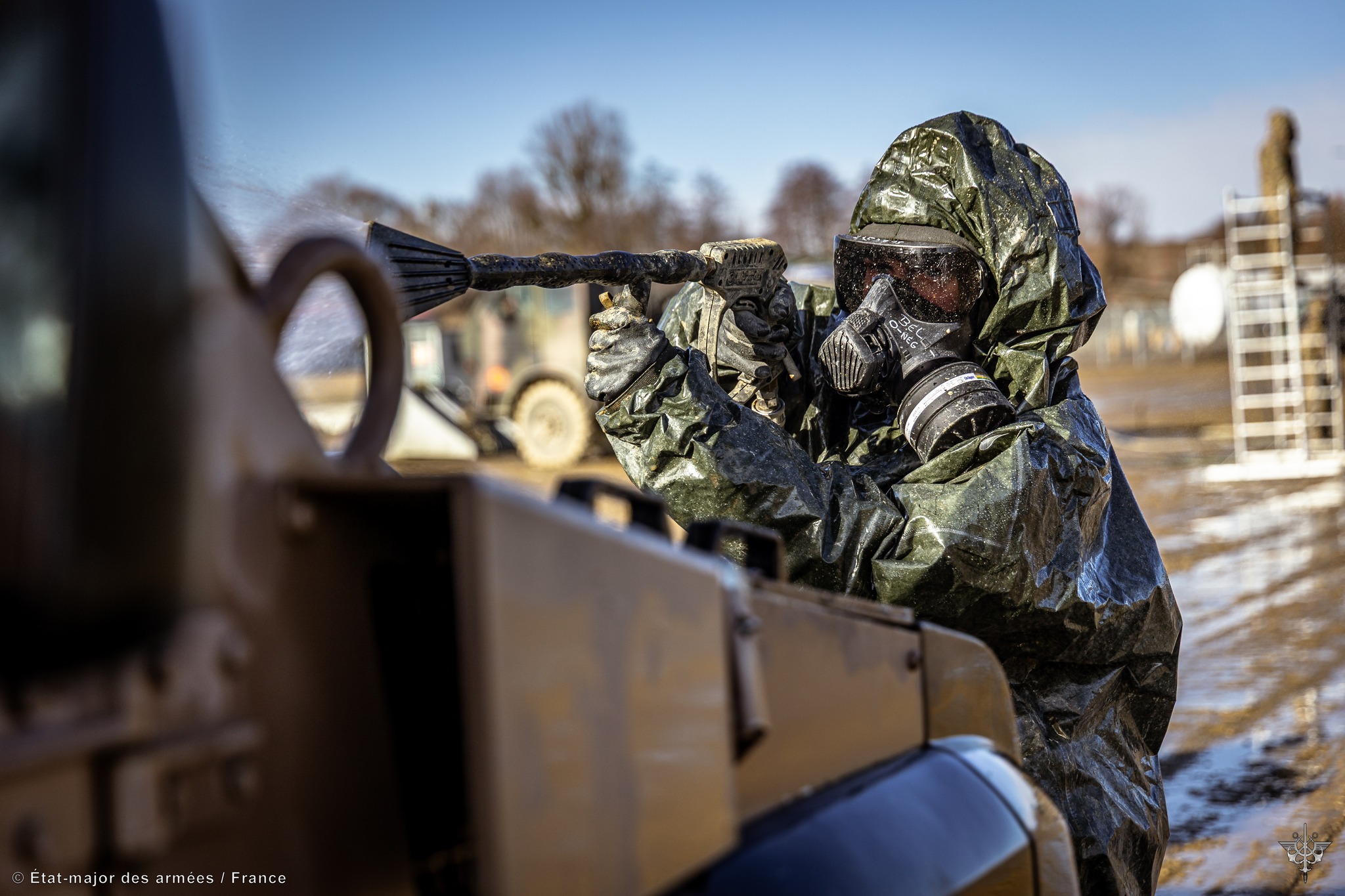 Cooperare între militarii români și francezi în cadrul exercițiului CBRN NATO