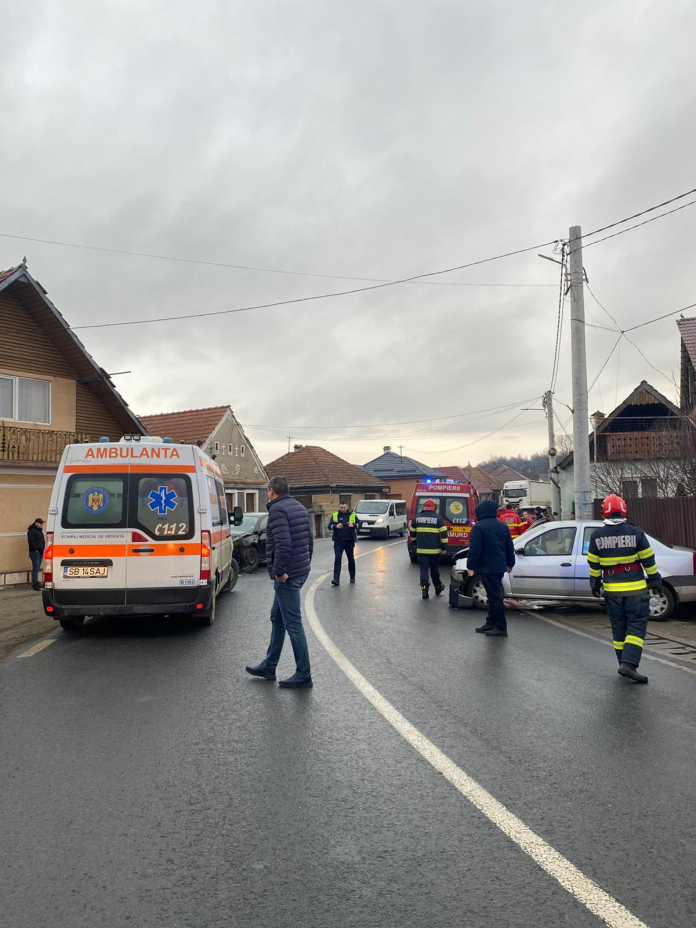 Accident DN1 Scoreiu cu vehicule implicate și serviciile de urgență prezente pe șosea.