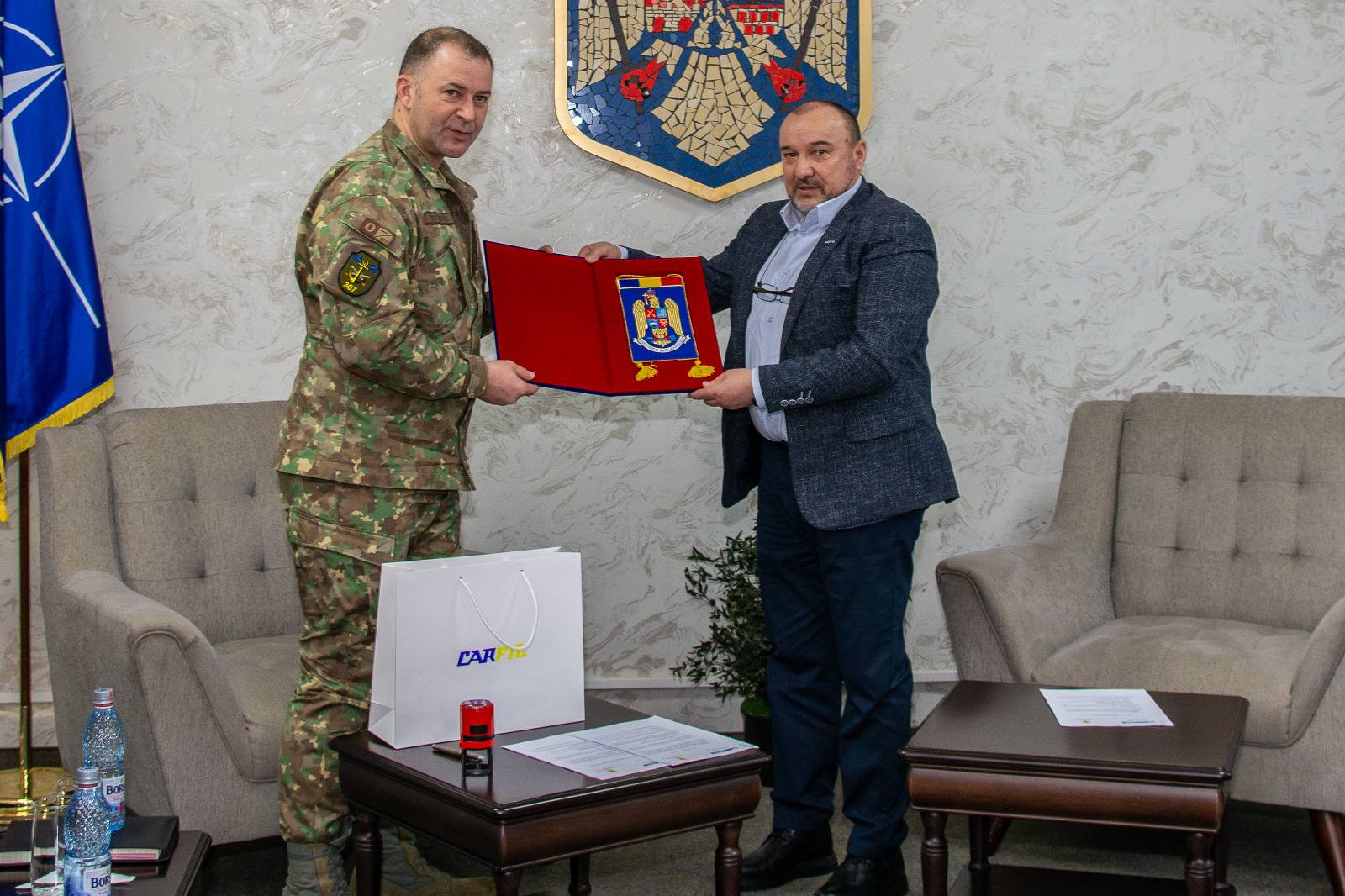 Semnează oficial parteneriatul militar-industrial între Academia Forțelor Terestre și CARFIL Satia CARFIL S.A. în vizită la Academia Forțelor Terestre din Sibiu pentru parteneriat