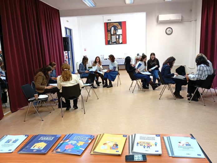 Oameni care citesc și colaborează în Biblioteca ASTRA, promovând conexiuni culturale prin proiectul LiBRi