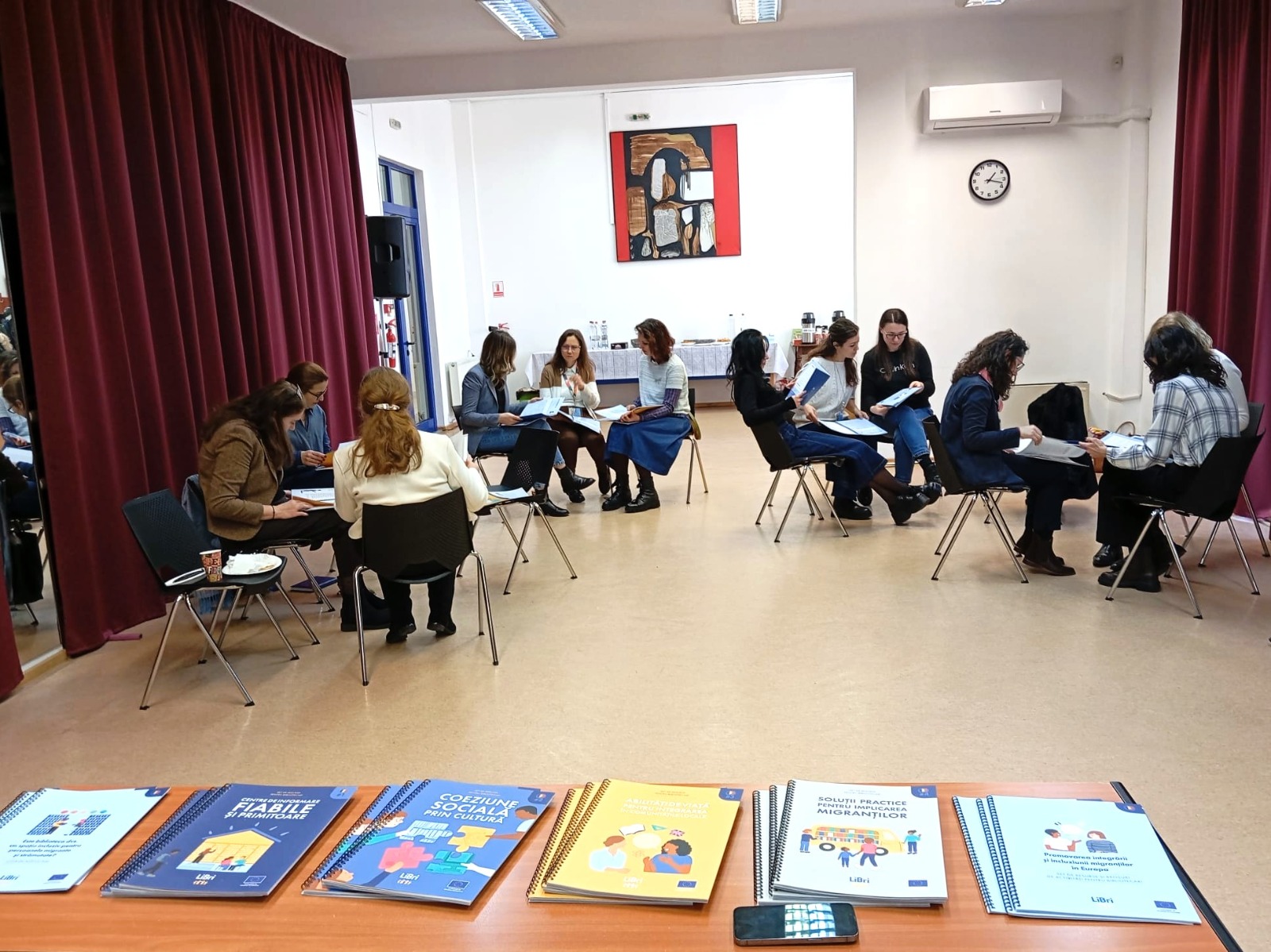 Oameni care citesc și colaborează în Biblioteca ASTRA, promovând conexiuni culturale prin proiectul LiBRi
