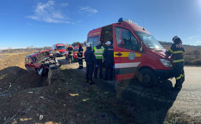 Echipaj de poliție și servicii de urgență la locul accidentului rutier Sibiu-Poplaca.