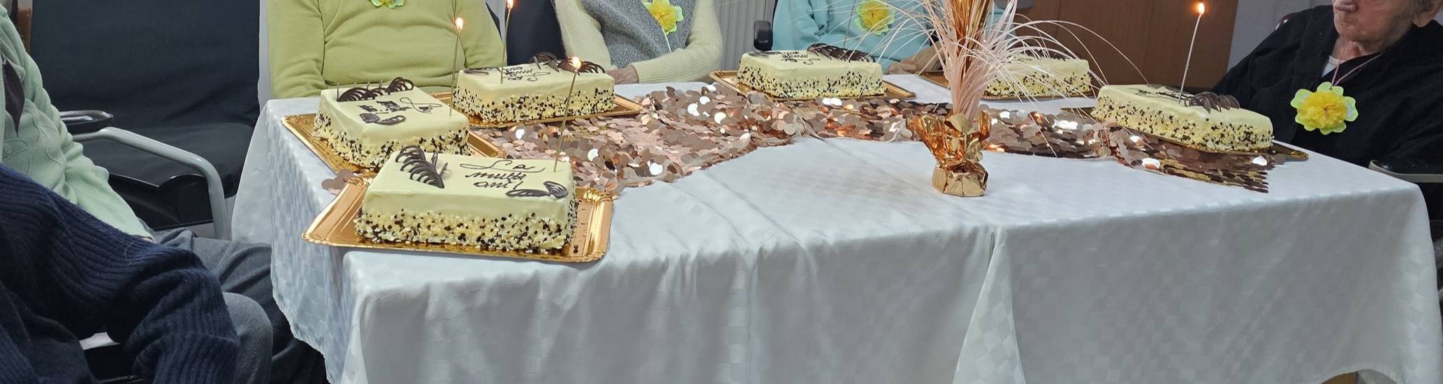 Beneficiari sărbătoriți în cadrul Unității de Asistență Medico-Socială Săliște, în timpul unei adunări festive.