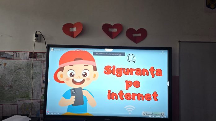 Grup de elevi discuta cu educatorul despre bunele practici de siguranță online