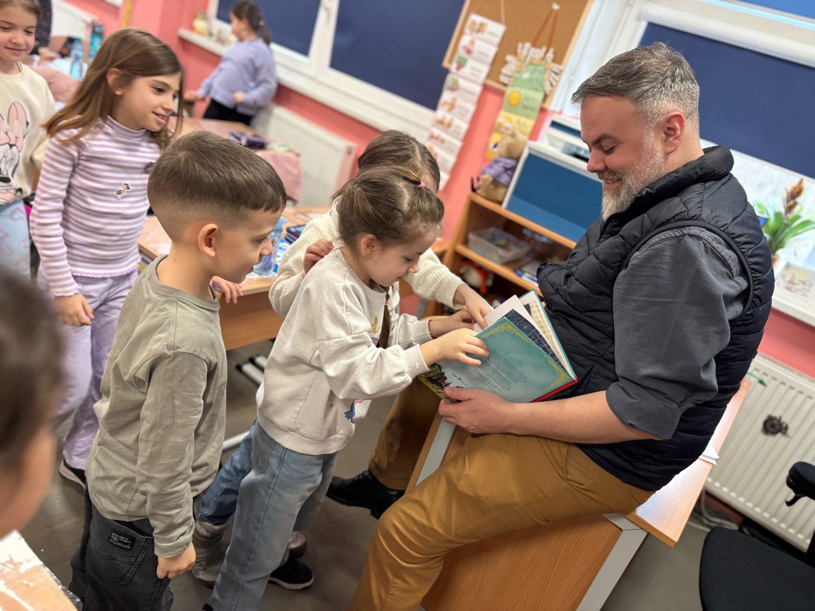 Interiorul luminos și primitor al Bibliotecii ASTRA Sibiu, cu rafturi pline de cărți