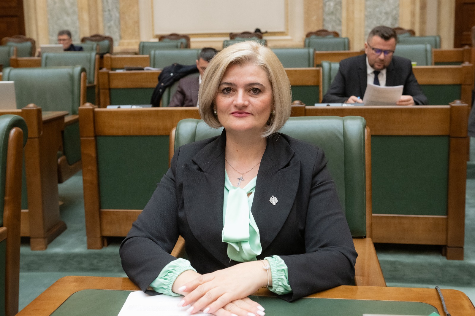 Luminița Paucean Fernandes, senator AUR, discută siguranța elevilor și containere modulare pentru școală.