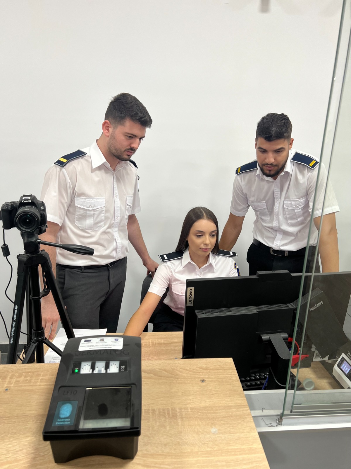 Biroul Imigrărilor cu cozi pentru procesarea avizelor de muncă, activitate intensă la ghișee.