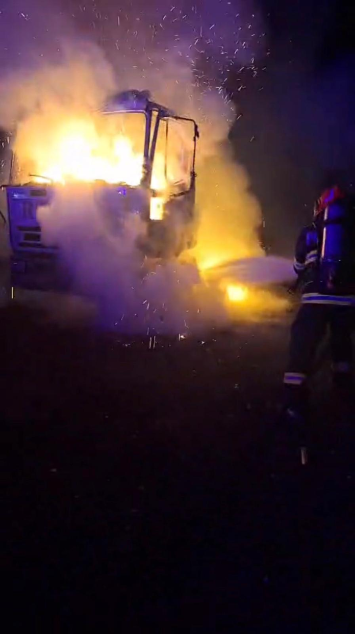 Autocamionul de pompieri stinge incendiu la Copșa Mică, cu fum alb gros înconjurând vehiculul.