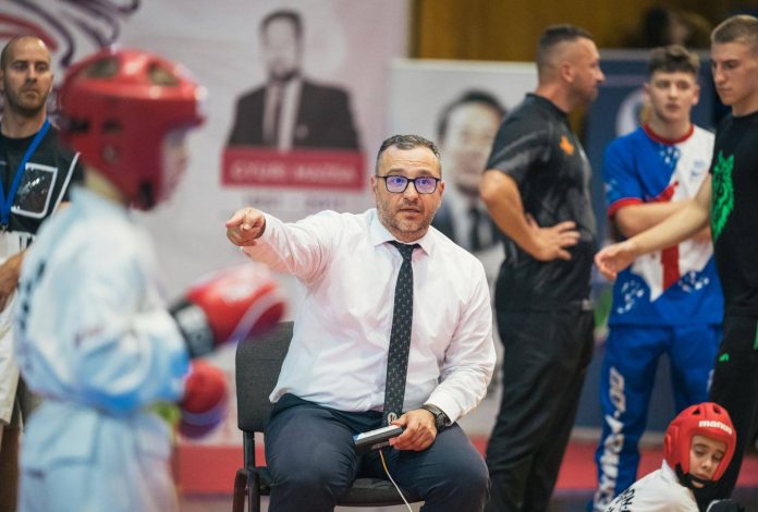 Ciprian Banea, arbitru taekwon-do ITF, în costum de avocat, oferind un interviu