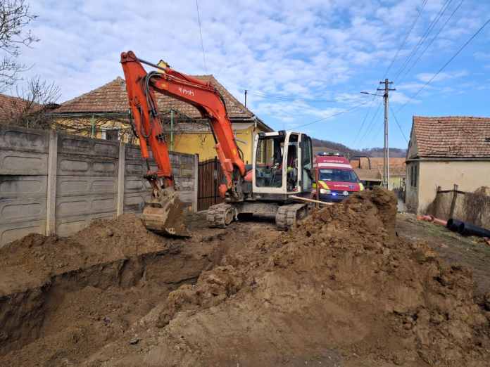 Vehicul de intervenție SMURD Buia staționat la locul prăbușirii malului de pământ.