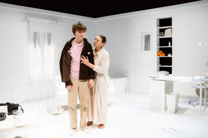 Scenă din spectacolul Dincolo de uitare la Teatrul Național Radu Stanca Sibiu