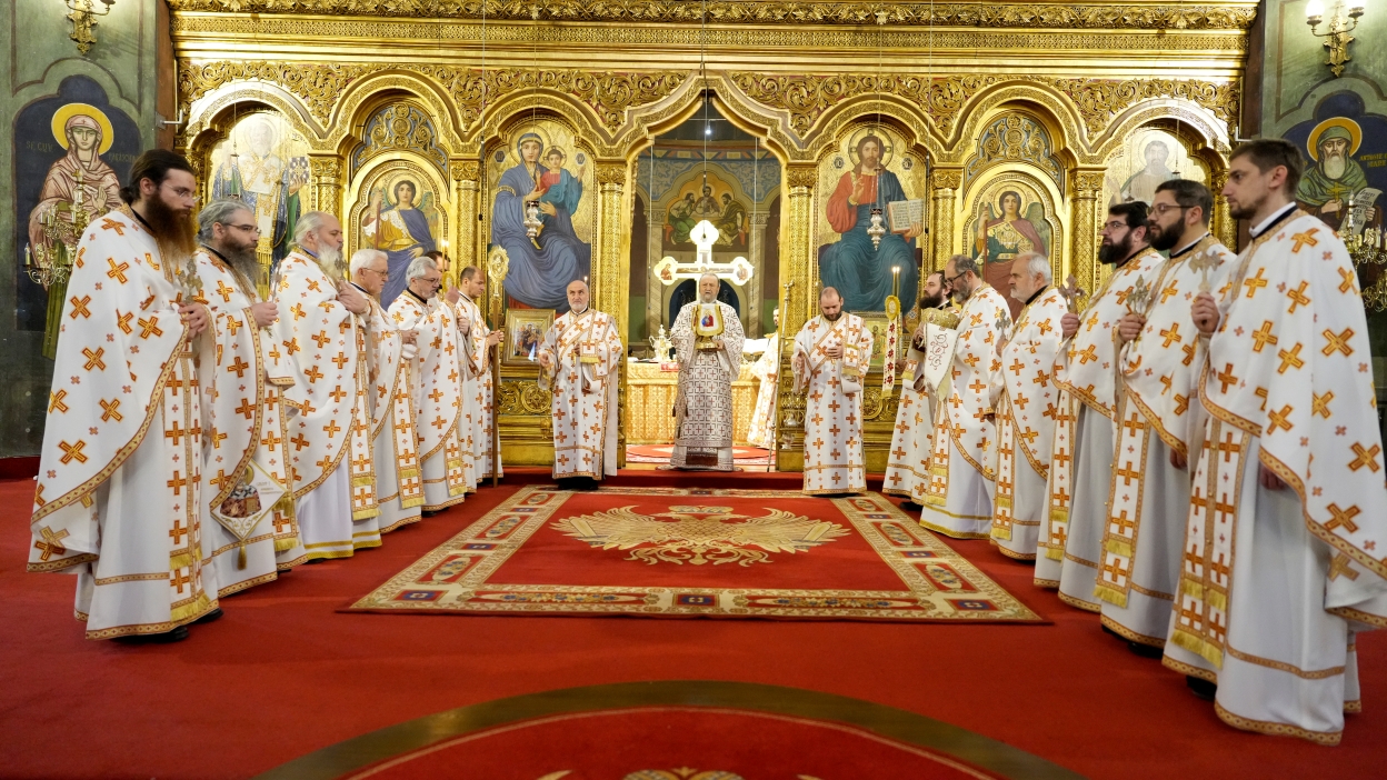 Arhiepiscopul cu preoți și diaconi în procesiune la începutul Liturghiei arhierești la Sibiu.