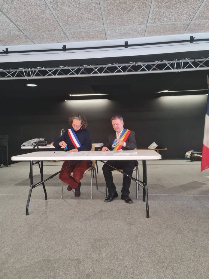 Delegatii din Rășinari și Saint-Armel înainte de semnarea actului de înfrățire.