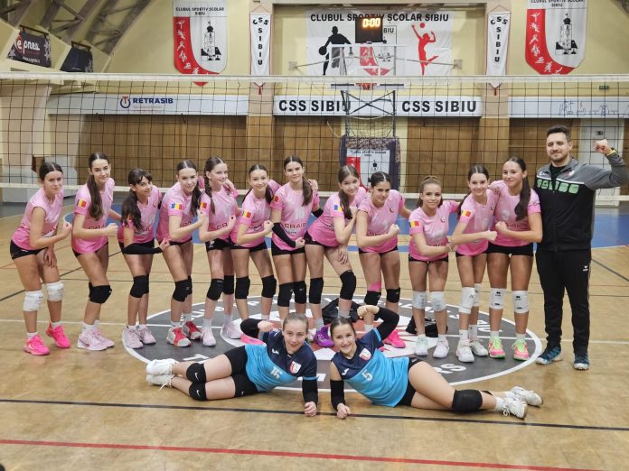 Jucătoare de volei U15 în defensivă, pregătite pentru o primire la turneul din Sibiu.