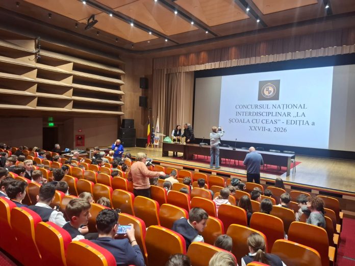 Elev prezentând proiectul său la concursul școlar La Școala cu Ceas