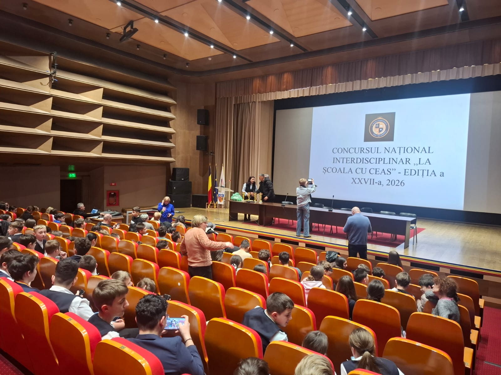 Elev prezentând proiectul său la concursul școlar La Școala cu Ceas