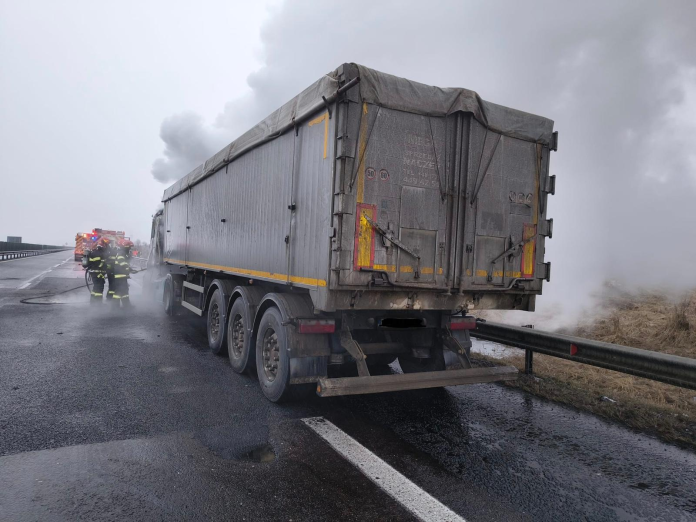 Fum negru dens se ridică de la TIR-ul incendiat pe autostrada A1