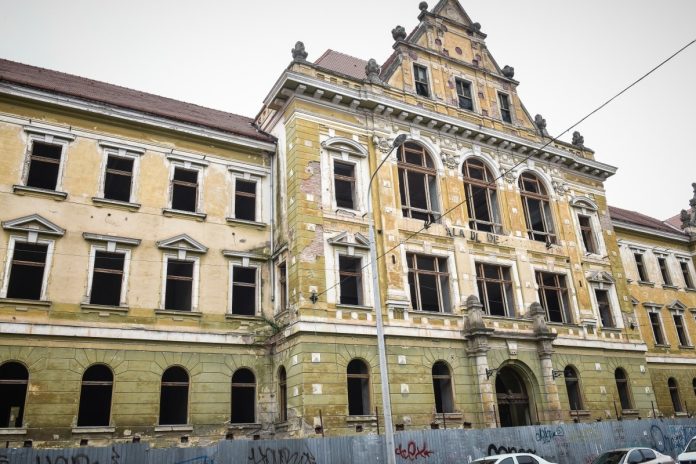 Palatul Justiției Sibiu în paragină, cu fațada deteriorată și geamuri sparte